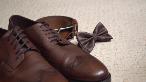 Mens Γάμο Καφέ Δερμάτινα Παπούτσια Στο Χαλί Σύνθεση Παπούτσια Ζώνη — Αρχείο Βίντεο