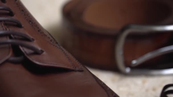 Erkekler Halıda Kahverengi Deri Ayakkabılar Kompozisyon Ayakkabılar Kemer Kelebek Damadın — Stok video