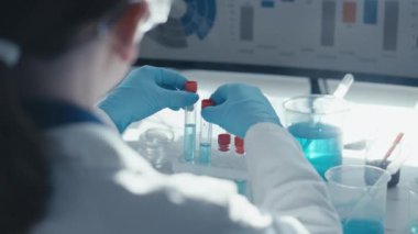 Tıbbi araştırma laboratuarı. Bir bilim adamı pipet ve test tüpüyle çalışır. Biyoteknoloji, kimya, biyokimya ve deneyler alanındaki tıp ve araştırmaların geliştirilmesi.