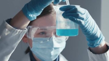Tıbbi araştırma laboratuarı. Bir bilim adamı pipet ve test tüpüyle çalışır. Biyoteknoloji, kimya, biyokimya ve deneyler alanındaki tıp ve araştırmaların geliştirilmesi.