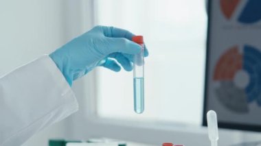 Tıbbi araştırma laboratuarı. Bir bilim adamı pipet ve test tüpüyle çalışır. Biyoteknoloji, kimya, biyokimya ve deneyler alanındaki tıp ve araştırmaların geliştirilmesi.