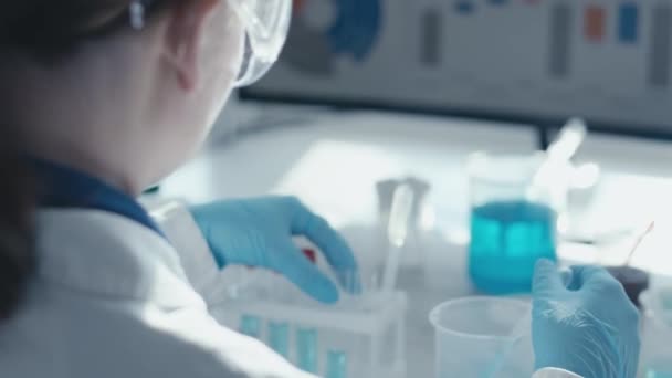 Medizinisches Forschungslabor Ein Wissenschaftler Arbeitet Mit Einer Pipette Und Einem — Stockvideo