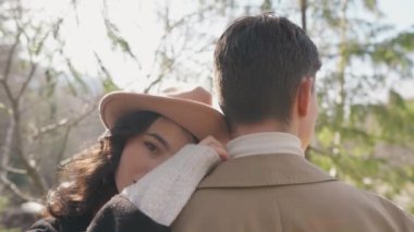 Ormanda yaşayan genç çiftler. Adam kız arkadaşıyla parkta yürüyor. Neşeli ve romantik erkek ve kadınlar yaz, sonbahar ya da ilkbaharda açık alanda ve temiz havada dinleniyorlar. Aşk ilişkileri