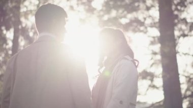 Ormanda yaşayan genç çiftler. Adam kız arkadaşıyla parkta yürüyor. Neşeli ve romantik erkek ve kadınlar yaz, sonbahar ya da ilkbaharda açık alanda ve temiz havada dinleniyorlar. Aşk ilişkileri