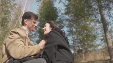 Ormanda yaşayan genç çiftler. Adam kız arkadaşıyla parkta yürüyor. Neşeli ve romantik erkek ve kadınlar yaz, sonbahar ya da ilkbaharda açık alanda ve temiz havada dinleniyorlar. Aşk ilişkileri