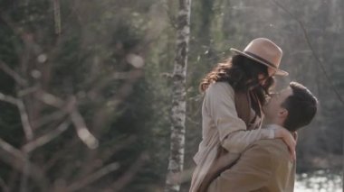 Ormanda yaşayan genç çiftler. Adam kız arkadaşıyla parkta yürüyor. Neşeli ve romantik erkek ve kadınlar yaz, sonbahar ya da ilkbaharda açık alanda ve temiz havada dinleniyorlar. Aşk ilişkileri