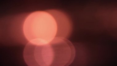 Arkaplan için odaksız ışık. Dairelerin siyah renk üzerindeki bulanık ışık efekti. Video sunumu, metin kaplaması ve geçişleri kompozisyon, stilize ve sanatsal tasarım için.