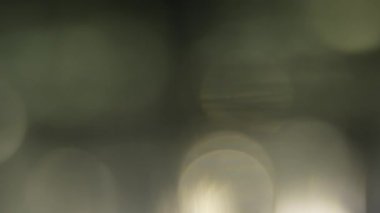 Arkaplan için odaksız ışık. Dairelerin siyah renk üzerindeki bulanık ışık efekti. Video sunumu, metin kaplaması ve geçişleri kompozisyon, stilize ve sanatsal tasarım için.