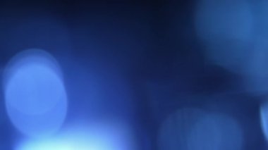 Arkaplan için odaksız ışık. Dairelerin siyah renk üzerindeki bulanık ışık efekti. Video sunumu, metin kaplaması ve geçişleri kompozisyon, stilize ve sanatsal tasarım için.