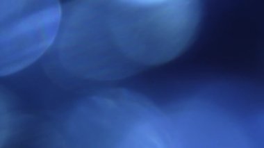 Arkaplan için odaksız ışık. Dairelerin siyah renk üzerindeki bulanık ışık efekti. Video sunumu, metin kaplaması ve geçişleri kompozisyon, stilize ve sanatsal tasarım için.