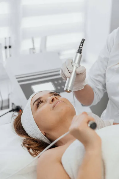 Electroporation Injection Mesotherapy Woman Cosmetologist Performs Cosmetic Procedure Skin Face — Stock fotografie