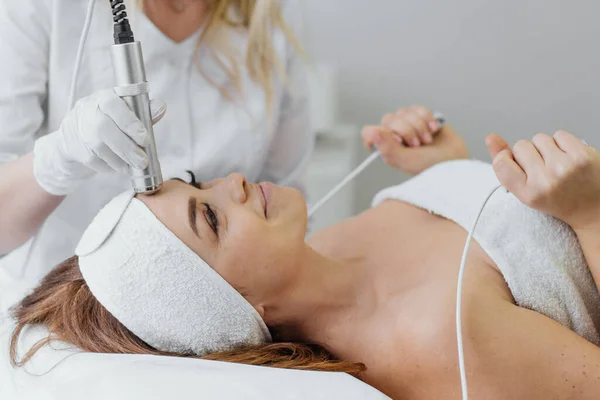 Electroporation Injection Mesotherapy Woman Cosmetologist Performs Cosmetic Procedure Skin Face — Stockfoto