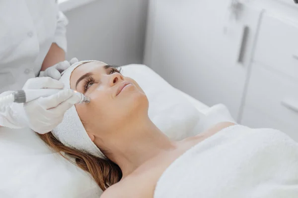 Radiofrequency Facial Skin Lifting Hardware Cosmetology Lifting Procedure Hardware Facial — Stockfoto
