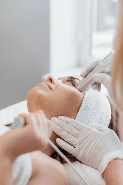 Elektroporering Utan Injektion Mesoterapi Kvinna Kosmetolog Utför Kosmetisk Procedur Huden — Stockfoto