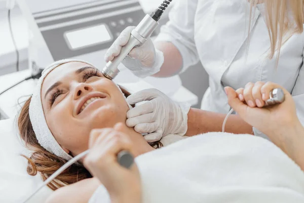 Eletroporação Sem Mesoterapia Injetável Mulher Cosmetologista Realiza Procedimento Cosmético Pele — Fotografia de Stock