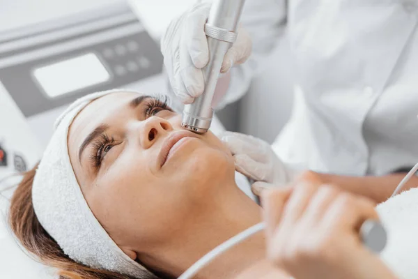 Eletroporação Sem Mesoterapia Injetável Mulher Cosmetologista Realiza Procedimento Cosmético Pele — Fotografia de Stock