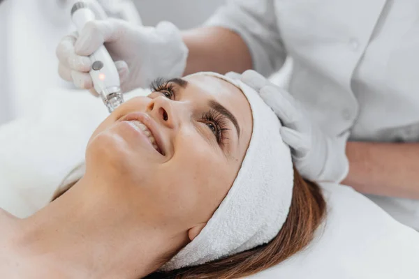 Radiofrequência Facial Levantamento Pele Hardware Cosmetologia Procedimento Elevação Massagem Facial — Fotografia de Stock