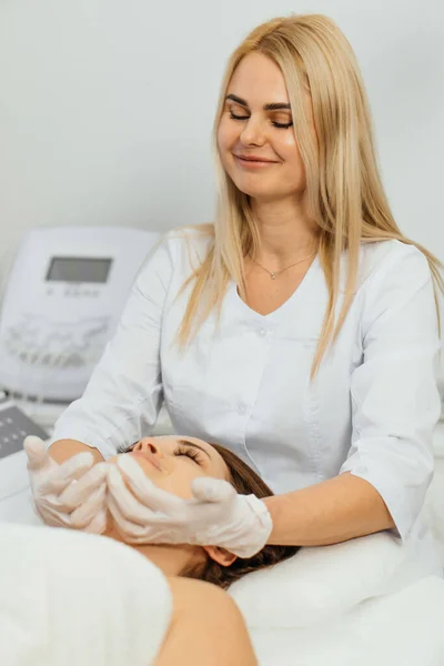 Woman Beautician Applies Cream Face Massage Care Relaxation Rejuvenation Nourishment — Zdjęcie stockowe