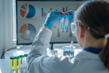 Tıbbi araştırma laboratuarı. Bir bilim adamı pipet ve test tüpüyle çalışır. Biyoteknoloji, kimya, biyokimya ve deneyler alanındaki tıp ve araştırmaların geliştirilmesi.