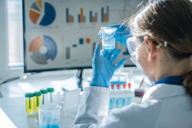 Tıbbi araştırma laboratuarı. Bir bilim adamı pipet ve test tüpüyle çalışır. Biyoteknoloji, kimya, biyokimya ve deneyler alanındaki tıp ve araştırmaların geliştirilmesi.