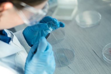 İlaç geliştiren biyoteknoloji uzmanıyla tıp bilimi laboratuvarı, farmasötik bölümünde çalışan kadın biyokimyacı. Tıbbi analiz ve deneylerin araştırması. Arka ve yan görünüm Görüntüsü