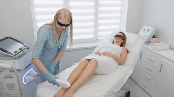 Laserontharing Een Schoonheidssalon Vrouwelijke Cosmetoloog Verwijdert Lichaamshaar Professionele Esthetische Huidverzorging — Stockvideo