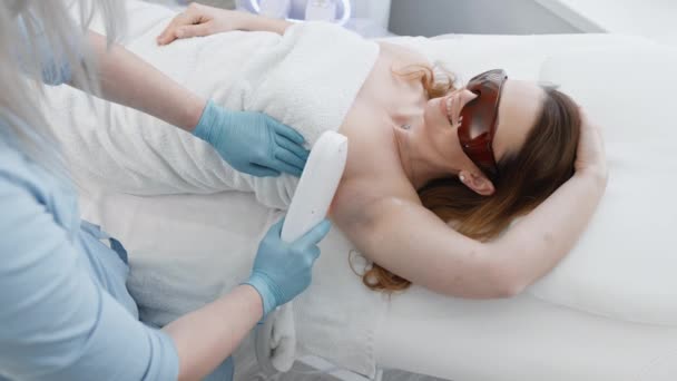 Laserontharing Een Schoonheidssalon Vrouwelijke Cosmetoloog Verwijdert Lichaamshaar Professionele Esthetische Huidverzorging — Stockvideo