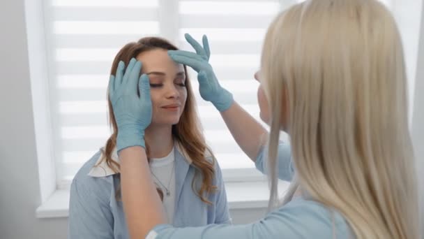 Kosmetyczka Konsultuje Się Kobietą Klinice Kosmetycznej Lekarz Kosmetolog Pacjent Recepcji — Wideo stockowe