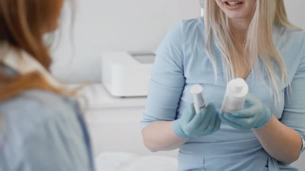 Kozmetikus Konzultál Egy Nővel Szépségklinikán Orvosi Kozmetológus Beteg Recepción Szépségszalonban — Stock videók