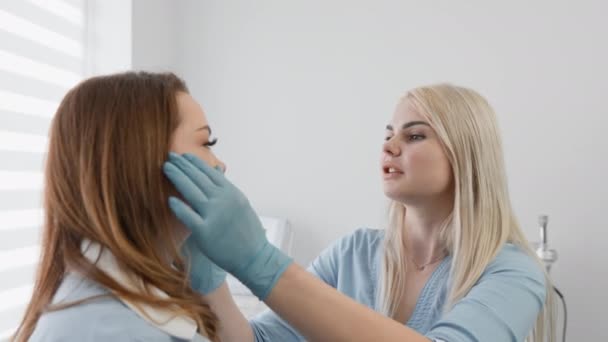Schoonheidsspecialiste Consulteert Vrouw Schoonheidskliniek Dokter Cosmetoloog Patiënt Bij Receptie Schoonheidssalon — Stockvideo