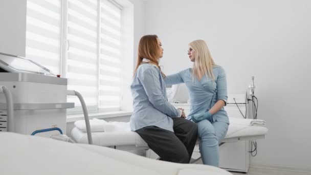 미용실에서 상담하는 전문의요 미용실 에서의 환자받기 전문가와 — 비디오