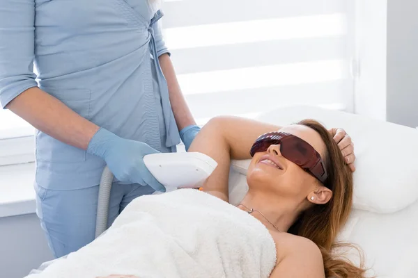 Laserová Procedura Odstraňování Vlasů Kosmetickém Salónu Krásy Kosmetoložka Odstraňuje Ochlupení — Stock fotografie