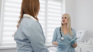 Hastanedeki kadın hastaya ilaç tedavisi yapan bir doktor. Kadın tıp çalışanı klinikteki resepsiyonda reçeteli ilaç dağıtarak muayene ediyor. Sağlık, hastalık, modern tedavi