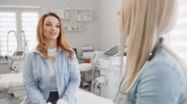 Hastanedeki kadın hastaya ilaç tedavisi yapan bir doktor. Kadın tıp çalışanı klinikteki resepsiyonda reçeteli ilaç dağıtarak muayene ediyor. Sağlık, hastalık, modern tedavi