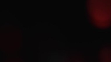 Işık odaklı olmayan ışık ışınları arka plan animasyonunu etkiler. Lense sızan ışık zarif bir animasyon yaratarak soyut bir arkaplan oluşturuyor. Geçiş şablonu, video görüntüleri ve düzenleme filtresi