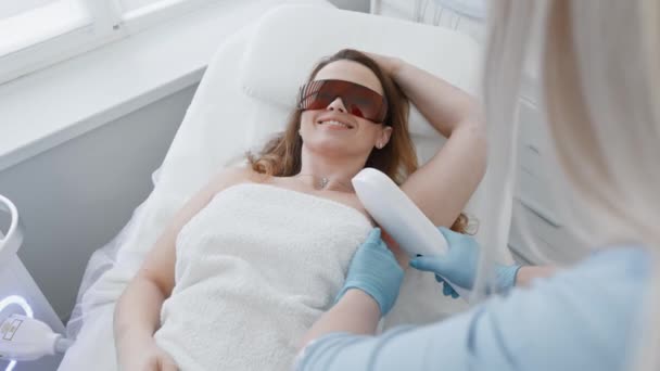 Procedimento Depilação Laser Salão Beleza Cosmetologia Cosmetologist Mulher Remove Cabelo — Vídeo de Stock
