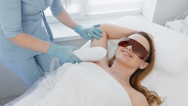 Laserová Procedura Odstraňování Vlasů Kosmetickém Salónu Krásy Kosmetoložka Odstraňuje Ochlupení — Stock video
