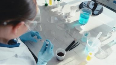 İlaç geliştiren biyoteknoloji uzmanıyla tıp bilimi laboratuvarı, farmasötik bölümünde çalışan kadın biyokimyacı. Tıbbi analiz ve deneylerin araştırması. Arka ve yan görünüm Görüntüsü