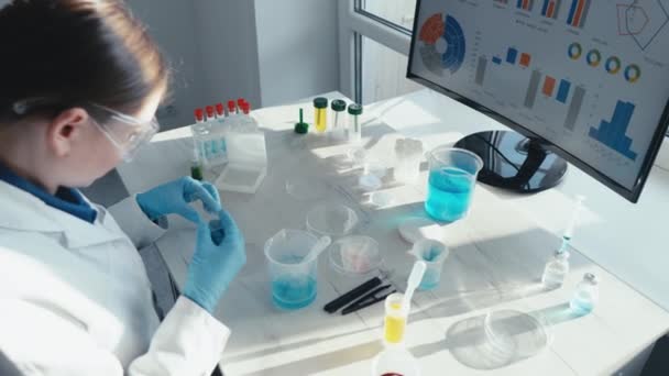 Medizinisch Naturwissenschaftliches Labor Mit Biotech Wissenschaftlerin Die Medizin Entwickelt Biochemikerin — Stockvideo