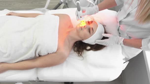 Led面部光疗 Led灯用于光动力疗法 女孩在光治疗和温泉 程序和放松 休息和皮肤治疗 一个女人在美容院里保健服务 — 图库视频影像