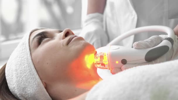 顔のためのLed光線療法 光線力学療法のためのLedランプ ライトセラピーとスパの女の子 手順とリラクゼーション 休息と皮膚治療 美容室の女性 — ストック動画
