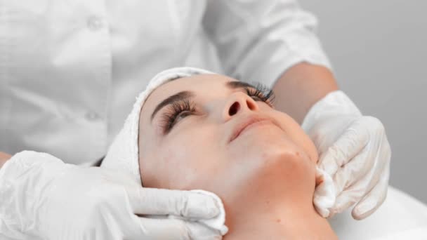 Ošetření Obličeje Kosmetické Klinice Zahrnuje Hydratační Obličejovou Masku Aplikovanou Kosmetologem — Stock video