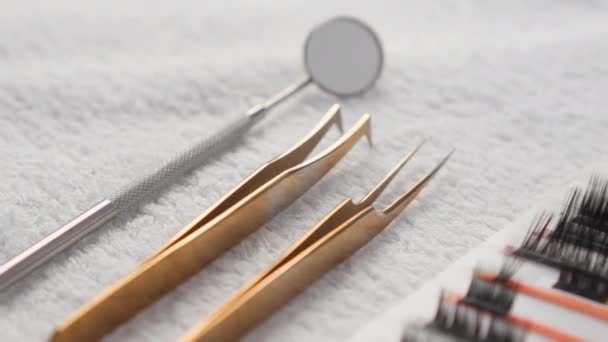 美容美发诊所的一位美容师的睫毛扩张工具 专业美容师在睫毛伸展中使用的各种长度和形状的新人造睫毛 — 图库视频影像