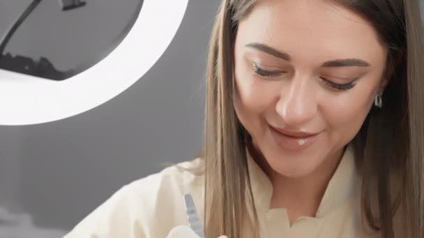Közelkép Egy Kozmetikusról Aki Éppen Dolgozik Miközben Szempilla Meghosszabbítja Szépségszalonját — Stock videók