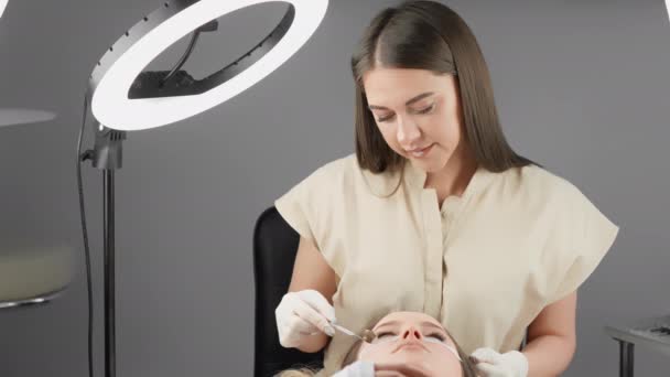 Cosmetologist Utilise Des Approches Individuelles Pour Chaque Client Offrant Une — Video