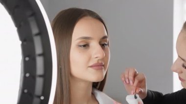 Sıradan kaşların, profesyonel bir ustanın yardımıyla şık ve anlamlı şekillere dönüştürülmesi. Güzellik salonundaki güzel kadın. Oturum sırasında dinlenme ve gevşeme