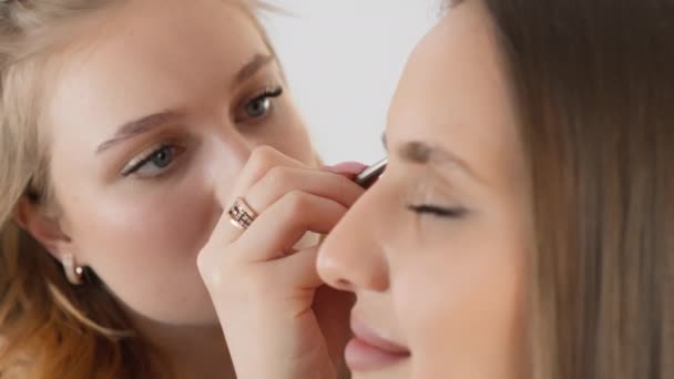 Klient Užívá Klidu Relaxace Během Procedury Péče Obočí Kosmetologa Dokonale — Stock video