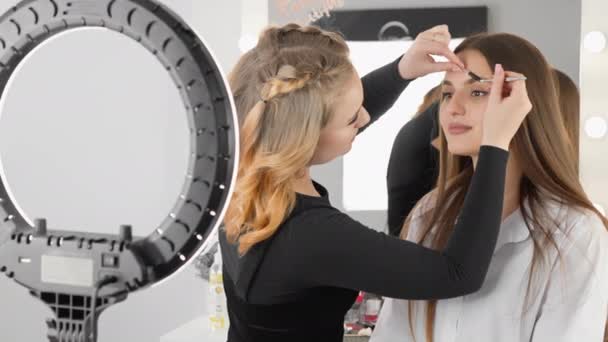Der Augenbrauen Designmeister Misst Und Korrigiert Die Form Der Augenbrauen — Stockvideo