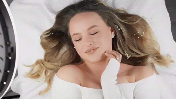 Čistá Svěží Dívka Luxusním Obočím Zářivou Pletí Vykazuje Účinnost Pravidelné — Stock video