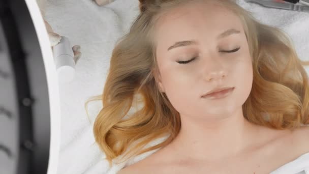Återfuktar Huden Ansiktet Och Ögonlocken Kosmetologi För Kvinnor Ögonfrans Förlängning — Stockvideo